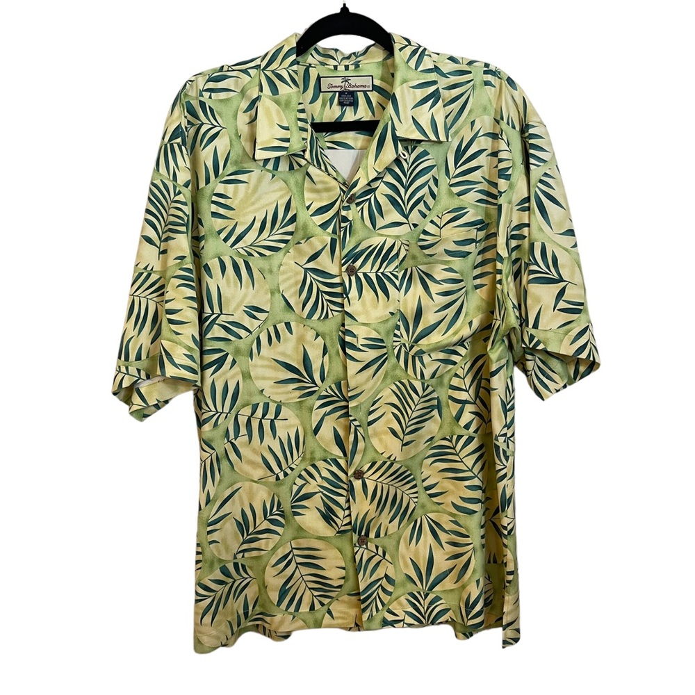 Tommy Bahama silk Hawaiian shirt  Medium rare pristine  condition extra buttons
